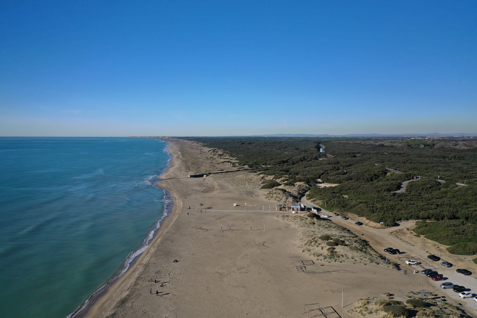 Castel Porziano beach的照片 带有蓝色的水表面