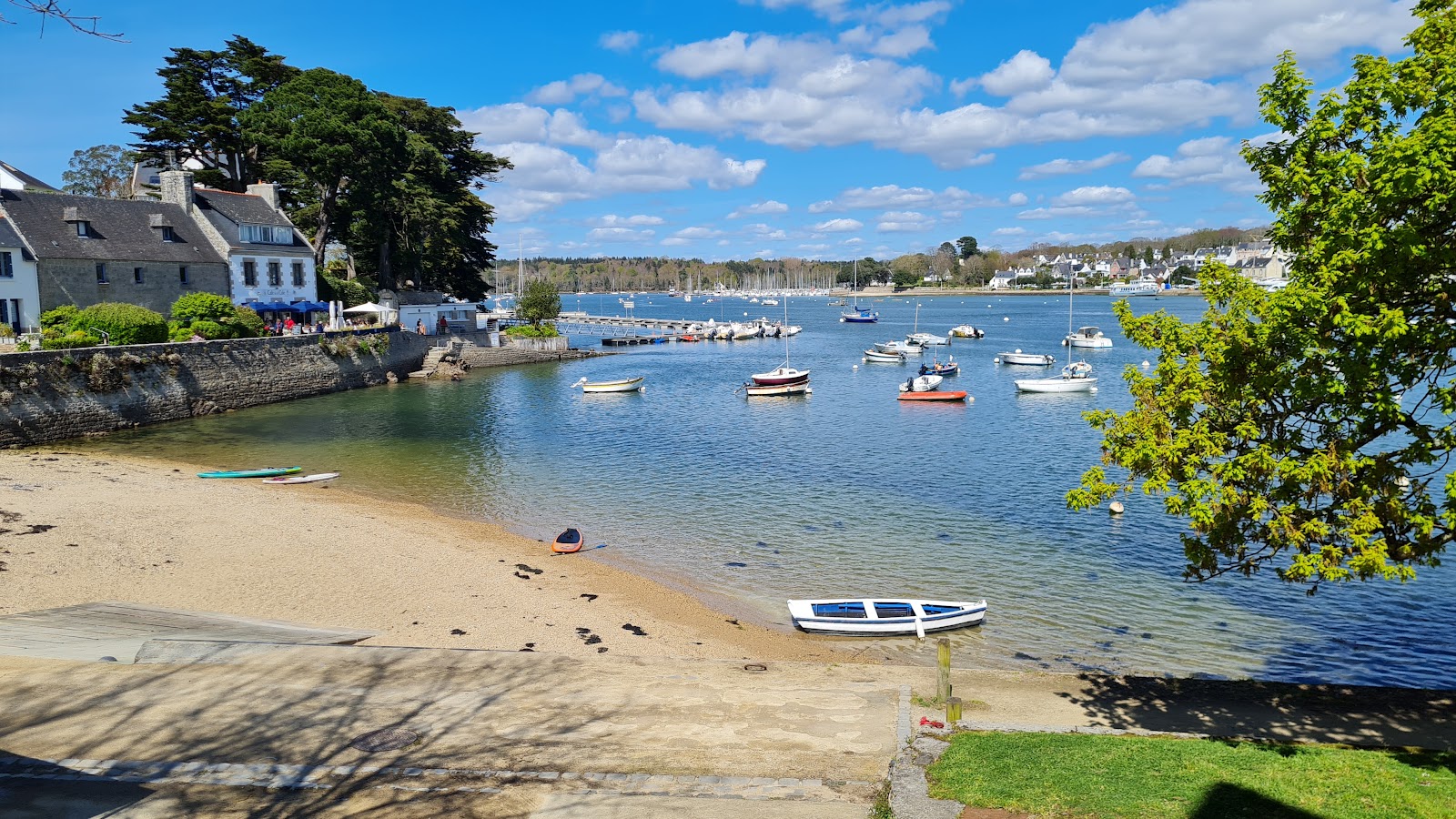 Foto di Plage du Port de Sainte Marine con una superficie del sabbia beige