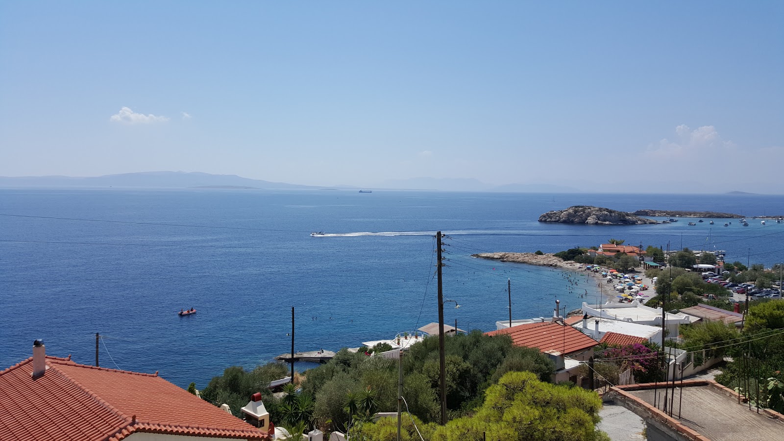 Fotografie cu St. Nicholas Beach cu o linie de coastă dreaptă