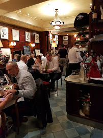 Atmosphère du Restaurant français Les Colonnes à Issy-les-Moulineaux - n°17