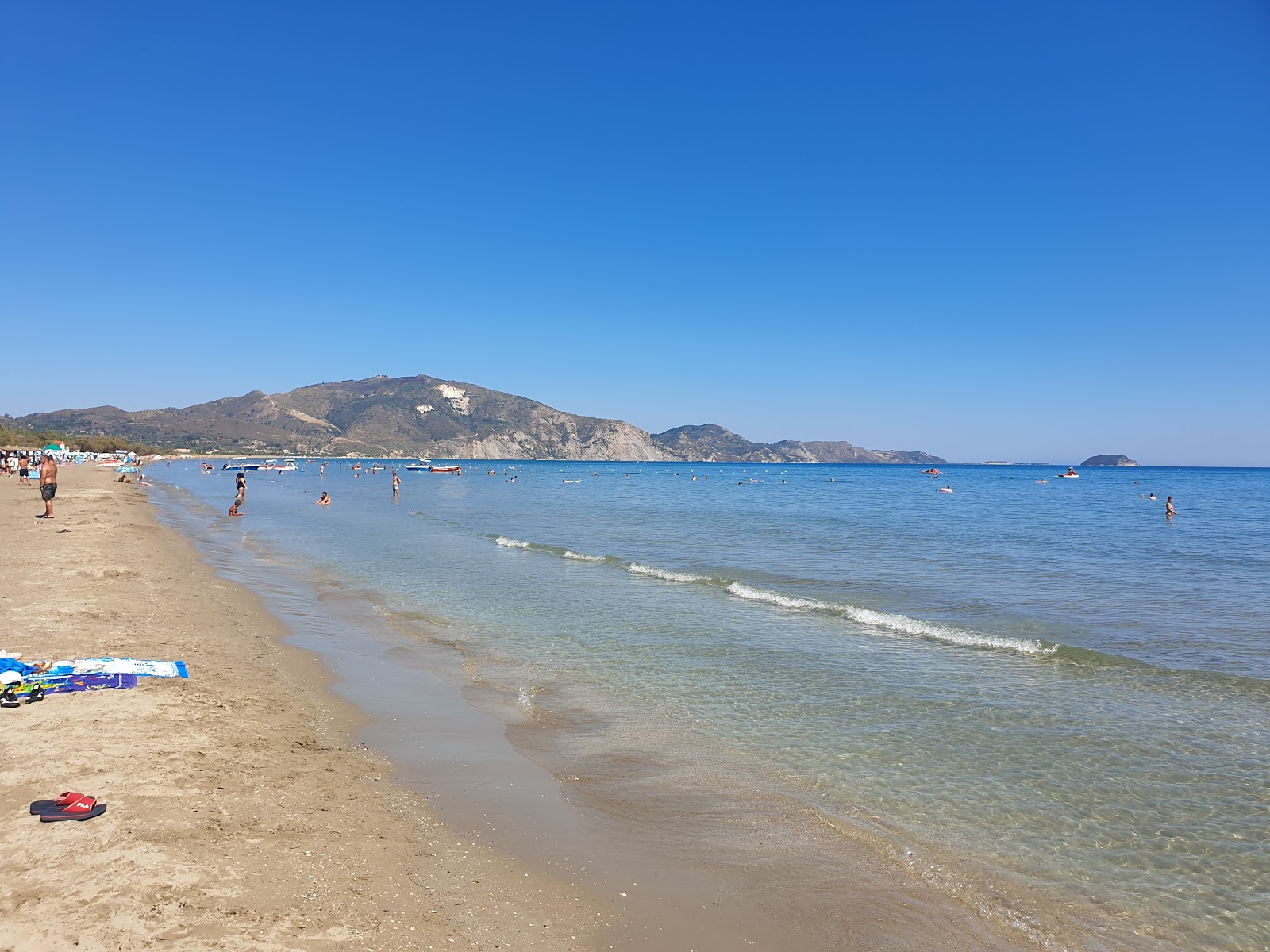 Photo de Laganas Beach avec sable lumineux de surface