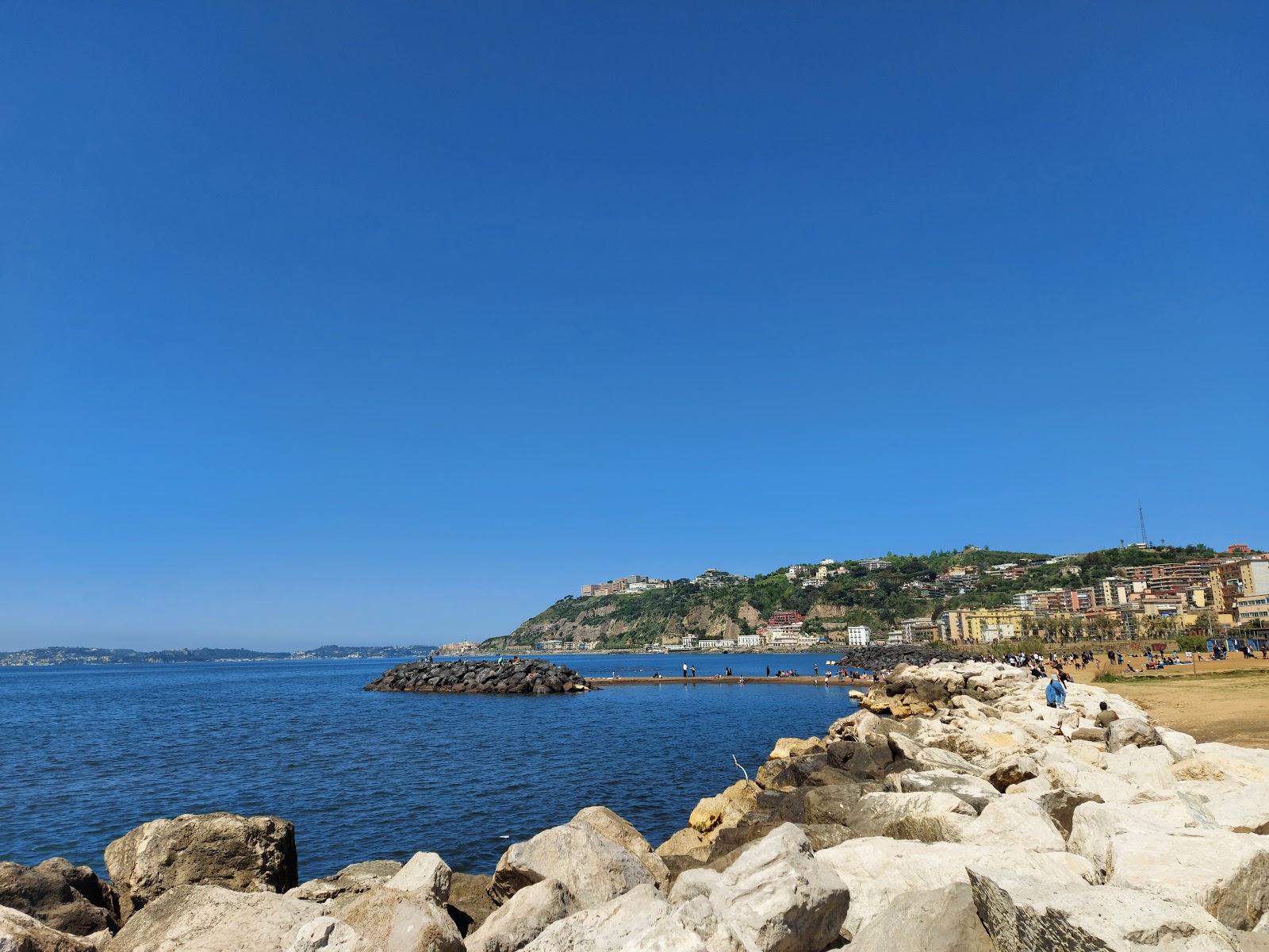 Spiaggia di Bagnoli'in fotoğrafı - rahatlamayı sevenler arasında popüler bir yer