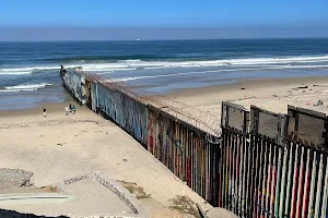 US/Mexico Beach Border image