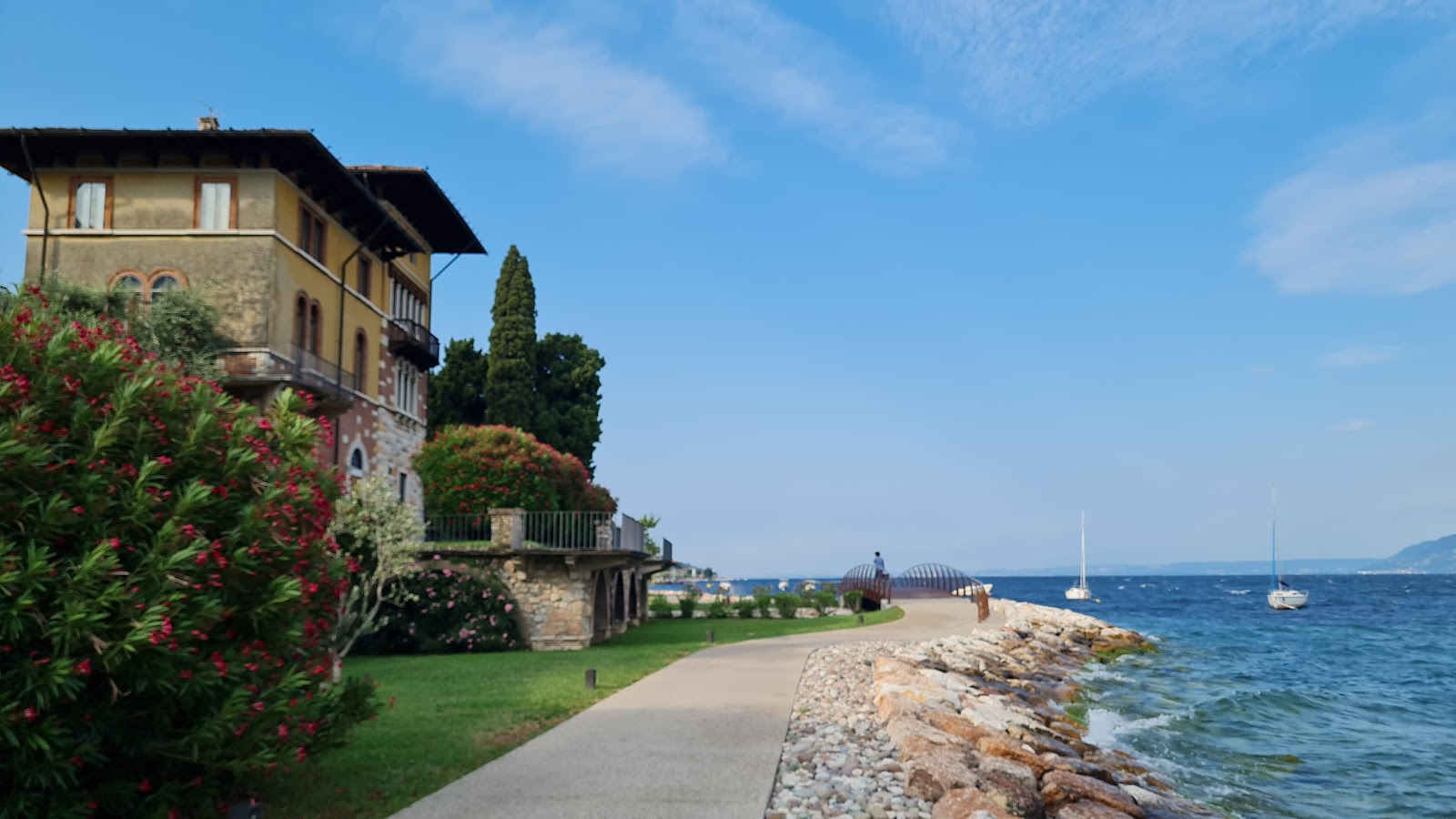 Fotografie cu Castelletto di Brenzone Beach sprijinit de stânci