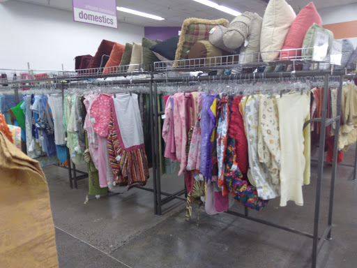 Thrift Store «7th St & Union Hills Goodwill Retail Store & Donation Center», reviews and photos, 710 E Union Hills Dr, Phoenix, AZ 85024, USA