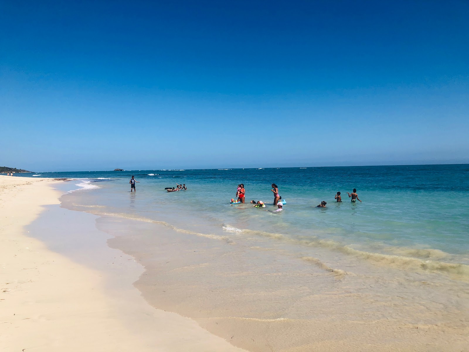 Photo de Playa Teco Maimon avec l'eau cristalline de surface