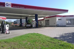 Matthias Hartwig Q 1 - petrol station image