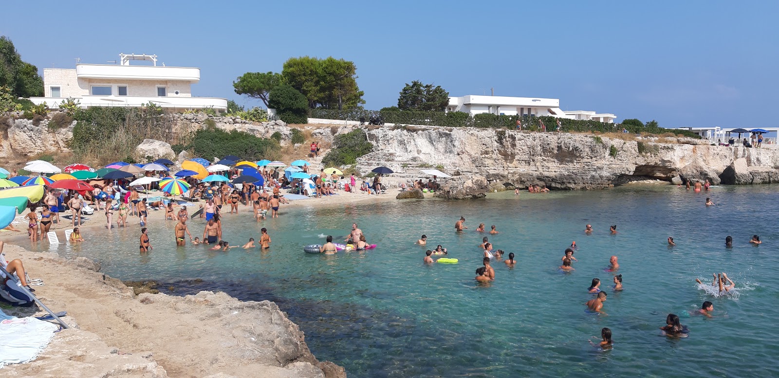 Valokuva Spiaggia di Porto Marzanoista. pinnalla sininen puhdas vesi:n kanssa