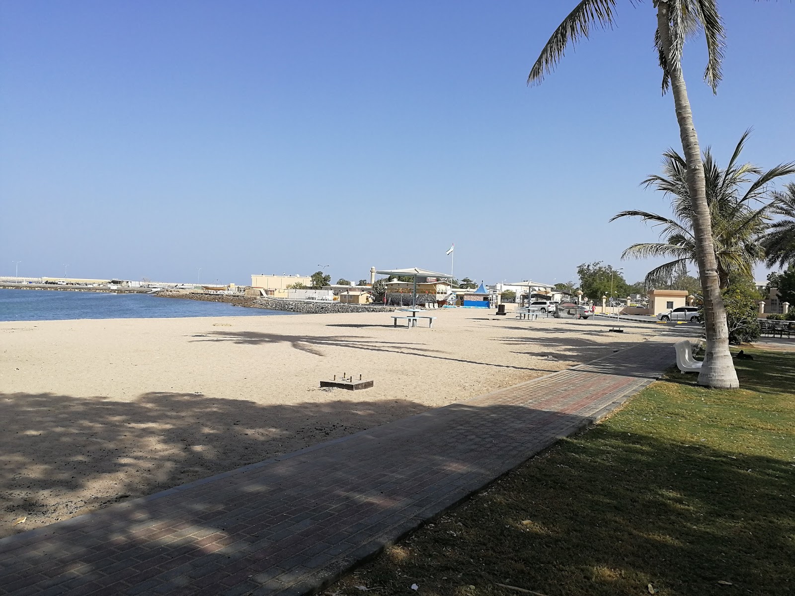 Foto de Sambraid Beach con arena beige y guijarros superficie