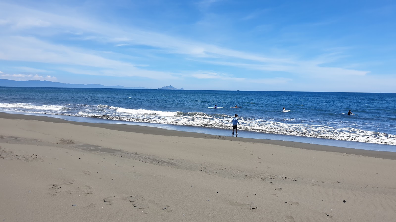 Foto di Wuweigang Beach con costa lunga e dritta