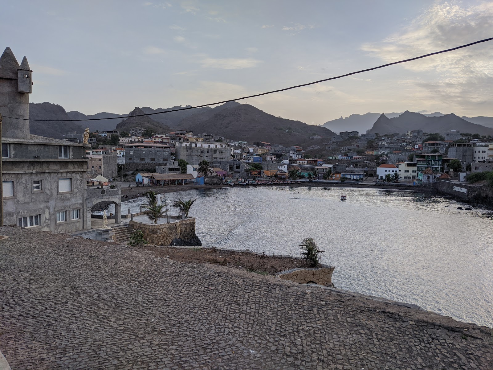 Foto von Porto Calheta mit schwarzer sand & kiesel Oberfläche
