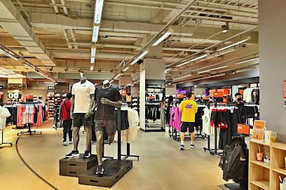 Nike Factory Store 台南三井