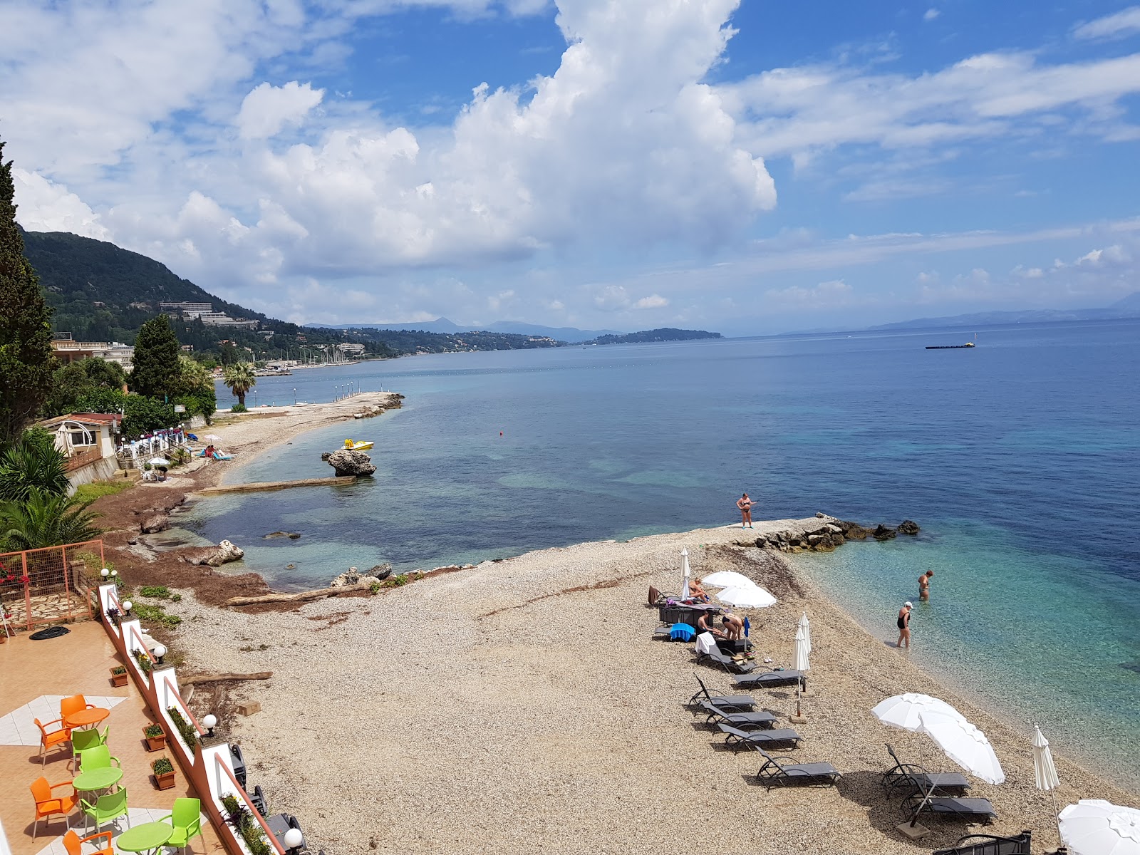 Foto von Benitses beach III und die siedlung