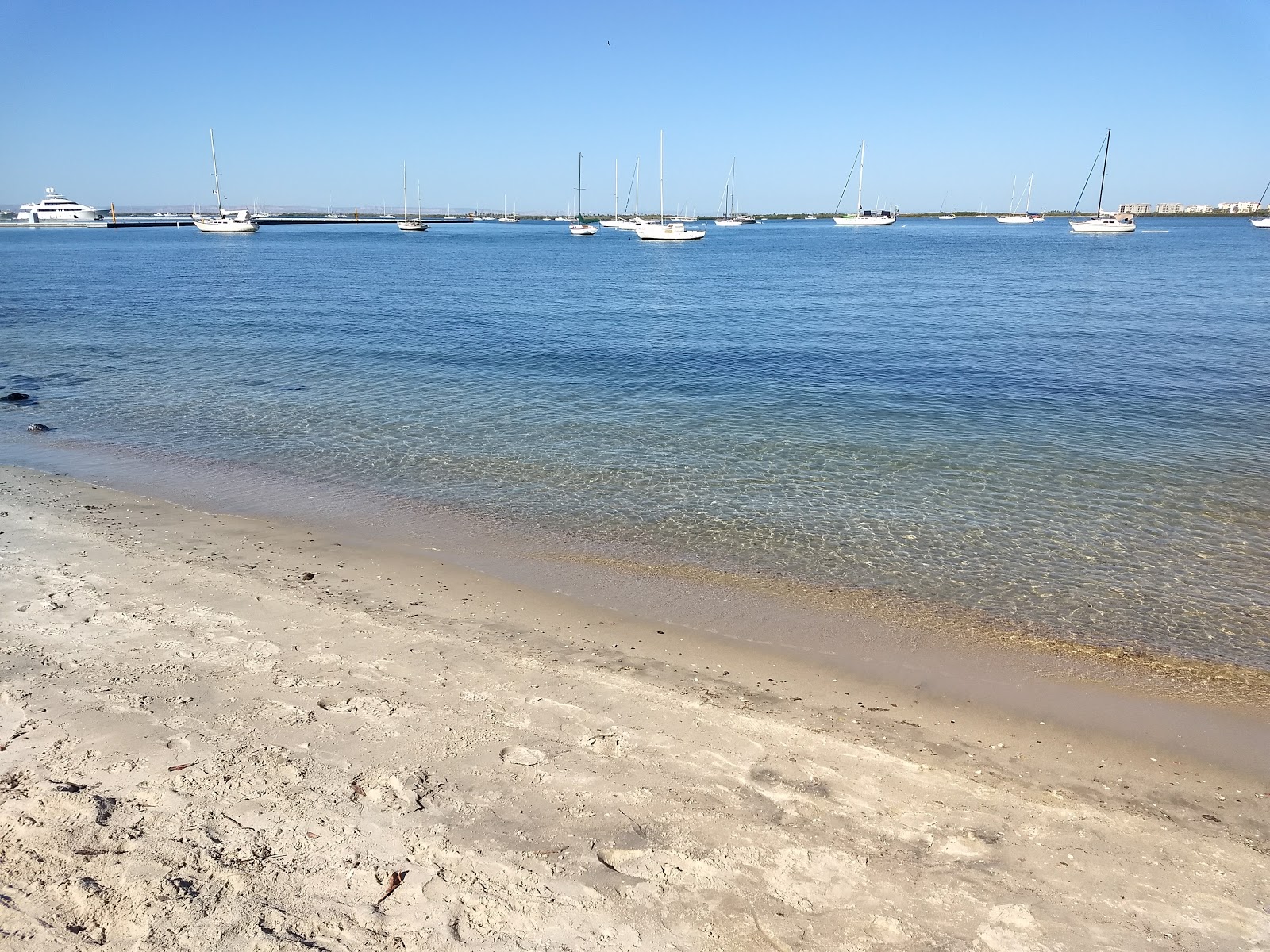 Φωτογραφία του Playa Malecon La Paz με φωτεινή άμμος επιφάνεια