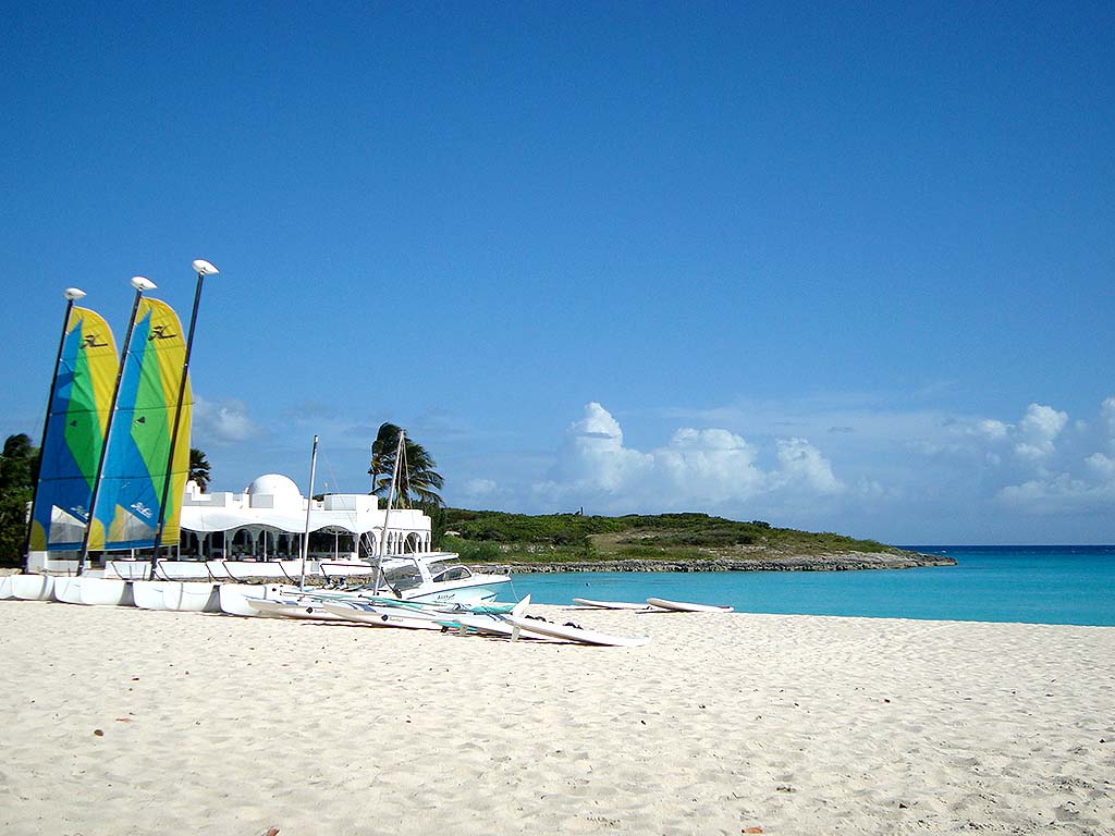 Anguilla Plajı'in fotoğrafı - rahatlamayı sevenler arasında popüler bir yer