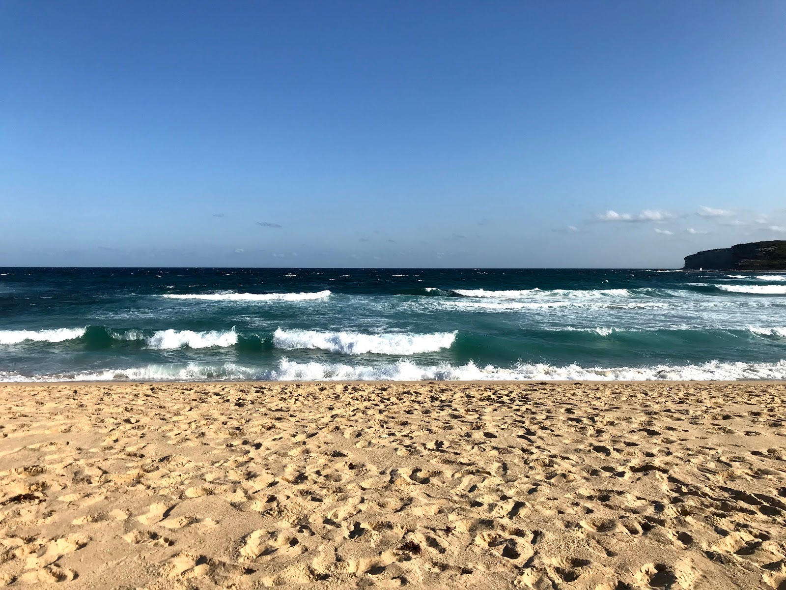 Photo de Little Marley Beach entouré de montagnes