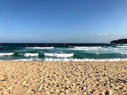Photo de Little Marley Beach entouré de montagnes