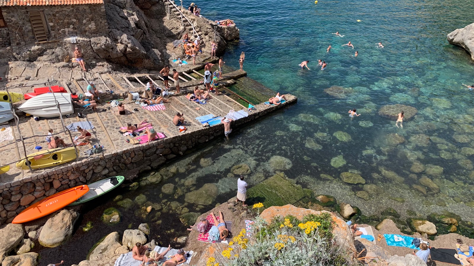 Cala de Deia'in fotoğrafı dağlarla çevrili