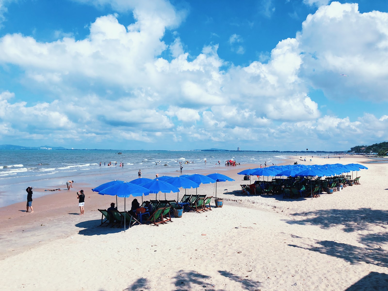 Φωτογραφία του Long Hai Beach με φωτεινή άμμος επιφάνεια