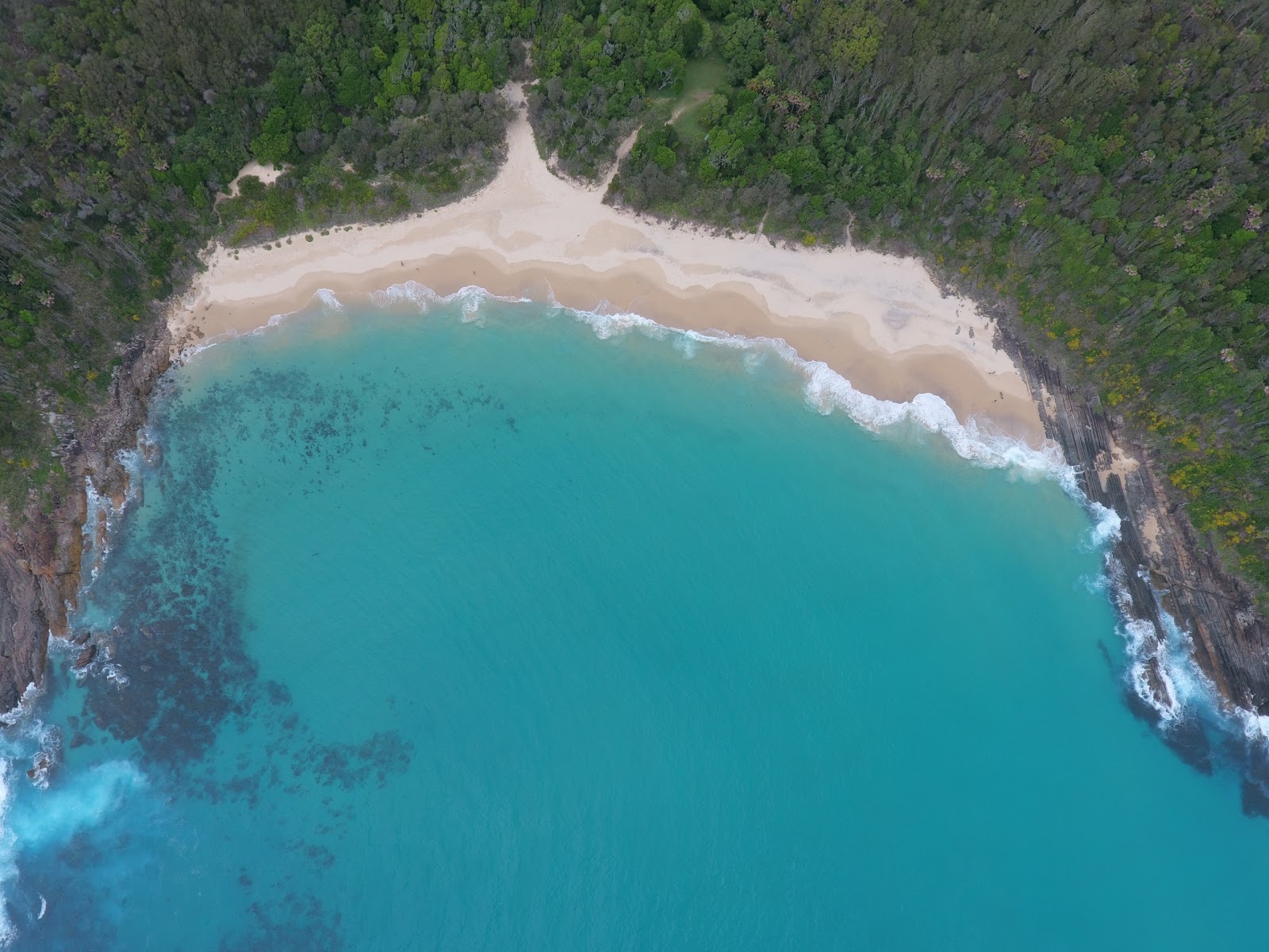 Foto von Shelly Beach von Klippen umgeben