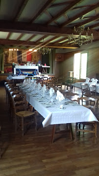 Atmosphère du Restaurant français La Petite France à Crillon - n°2