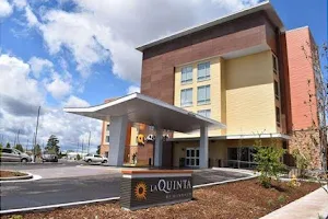 La Quinta Inn & Suites by Wyndham Flagstaff East I-40 image