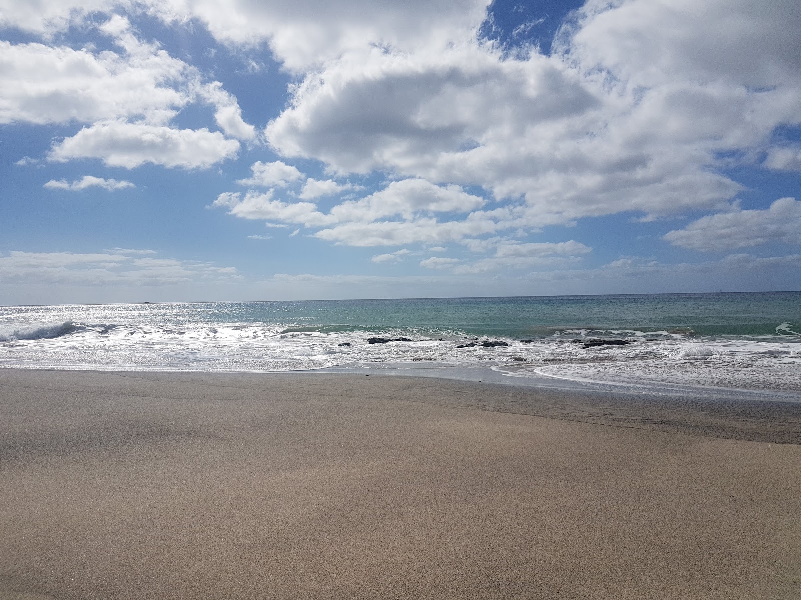 Photo de Playa Juan Gomez entouré de montagnes