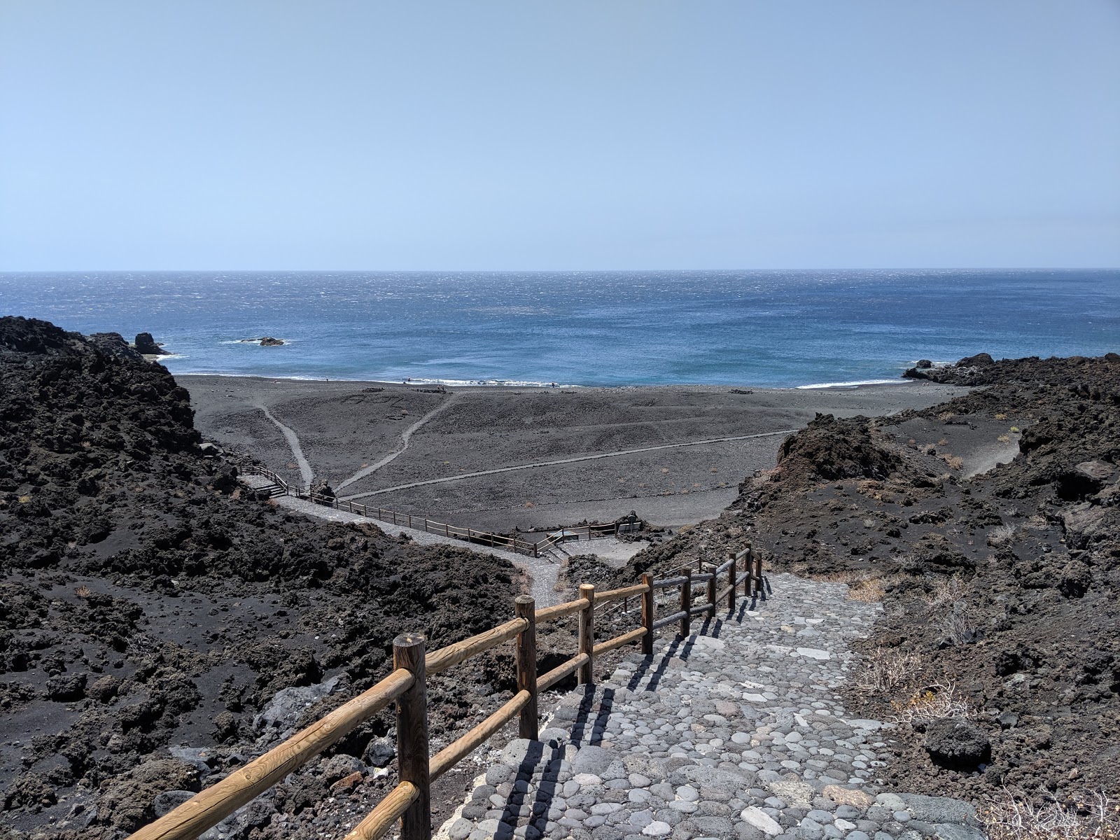 Foto de Playa de Echentive con agua cristalina superficie