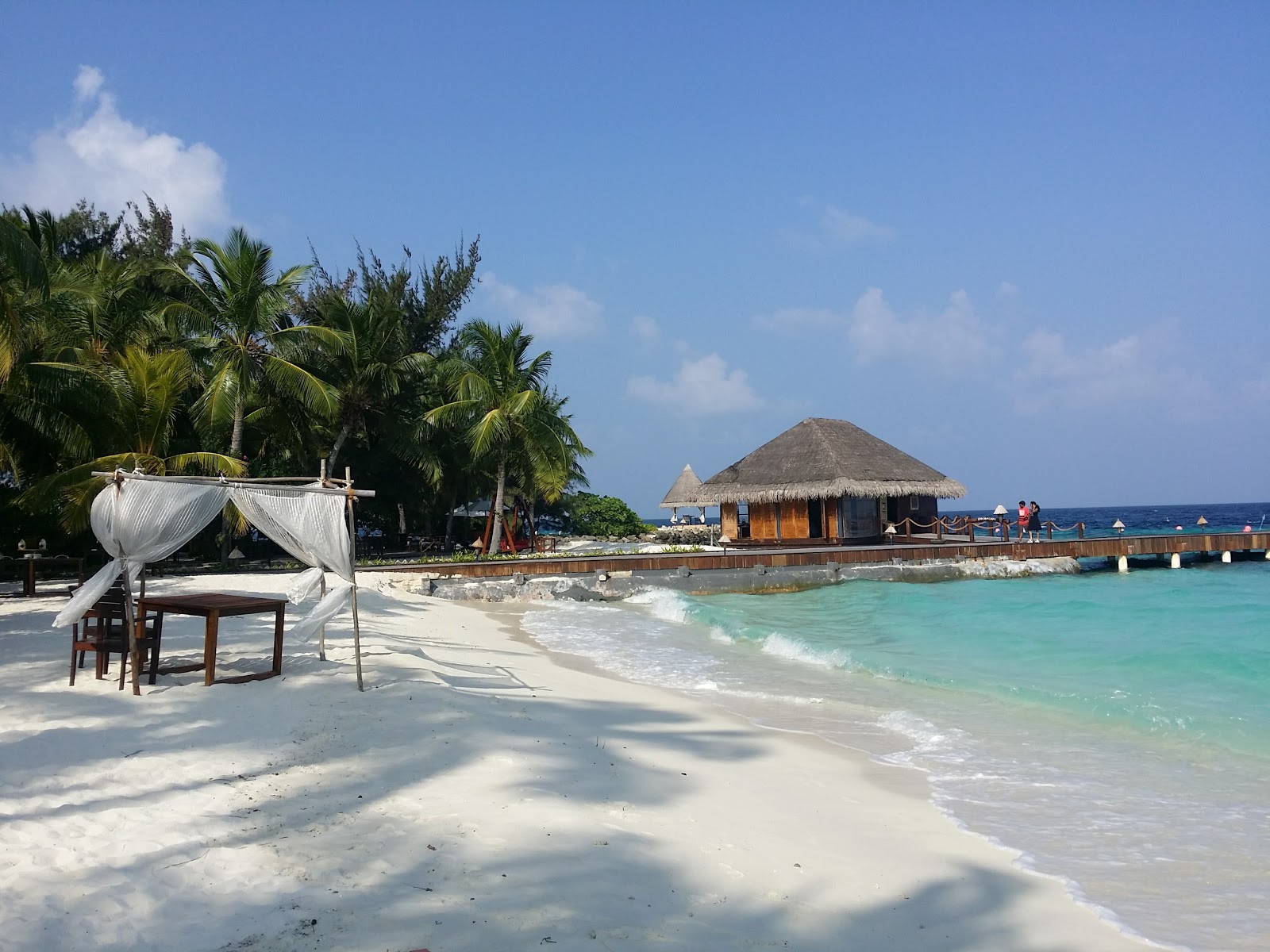 Foto von Taj Coral Reef Resort mit türkisfarbenes wasser Oberfläche