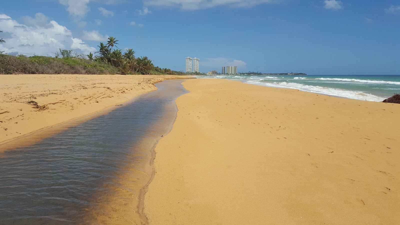 Φωτογραφία του Playa Migel με καθαρό νερό επιφάνεια