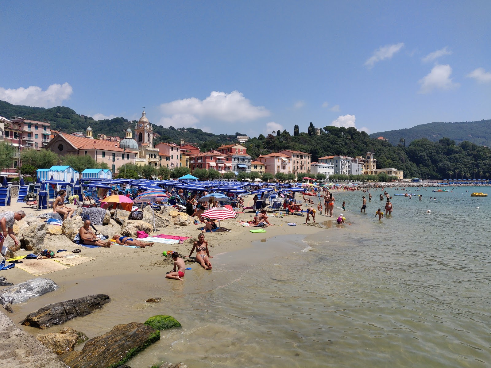Photo de Spiaggia di San Terenzo partiellement zone de villégiature