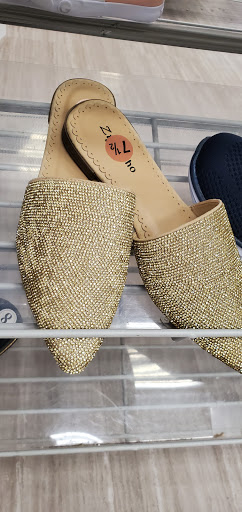 Shopping Mall «Glen Oaks Shopping Center», reviews and photos, 255th St, Glen Oaks, NY 11004, USA