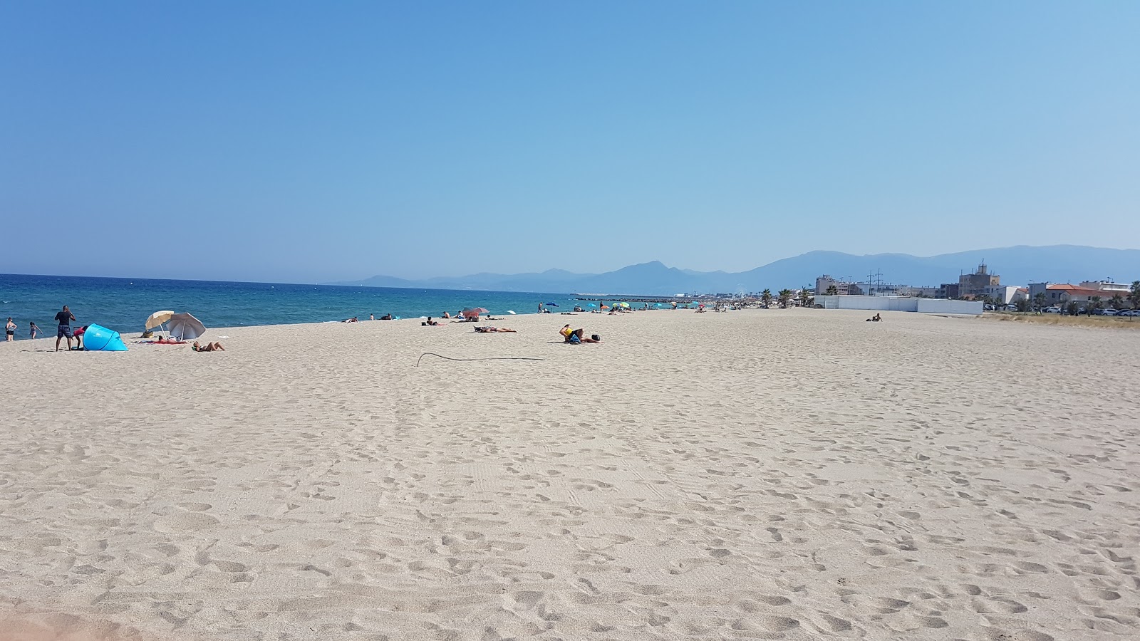 Foto de Saint-Cyprien beach II com areia fina e brilhante superfície