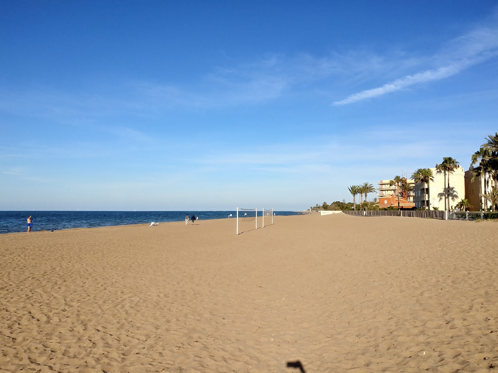 Φωτογραφία του Playa Les Marines με καφέ άμμος επιφάνεια