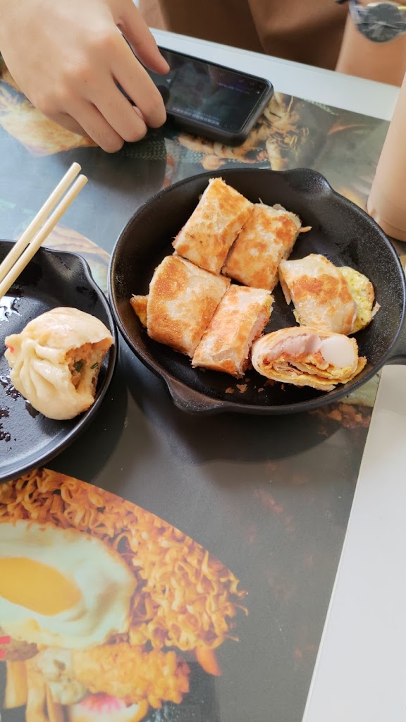 吾45早午食堂.雙十連假有營業。獨家剝皮辣椒生煎包.酥皮蛋餅.獨家異國鍋燒麵.芋泥肉鬆蛋餅.非喝不可鮮奶茶.吾雙紅茶.冰花煎餃， 的照片