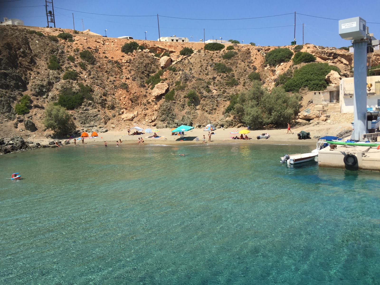 Photo de Karavet Beach protégé par des falaises