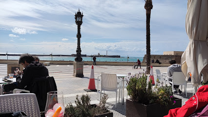 Quilla Restaurante, café y terraza - Bar Quilla Playa de la Caleta, C/ Antonio Burgos, 11002 Cádiz, Spain