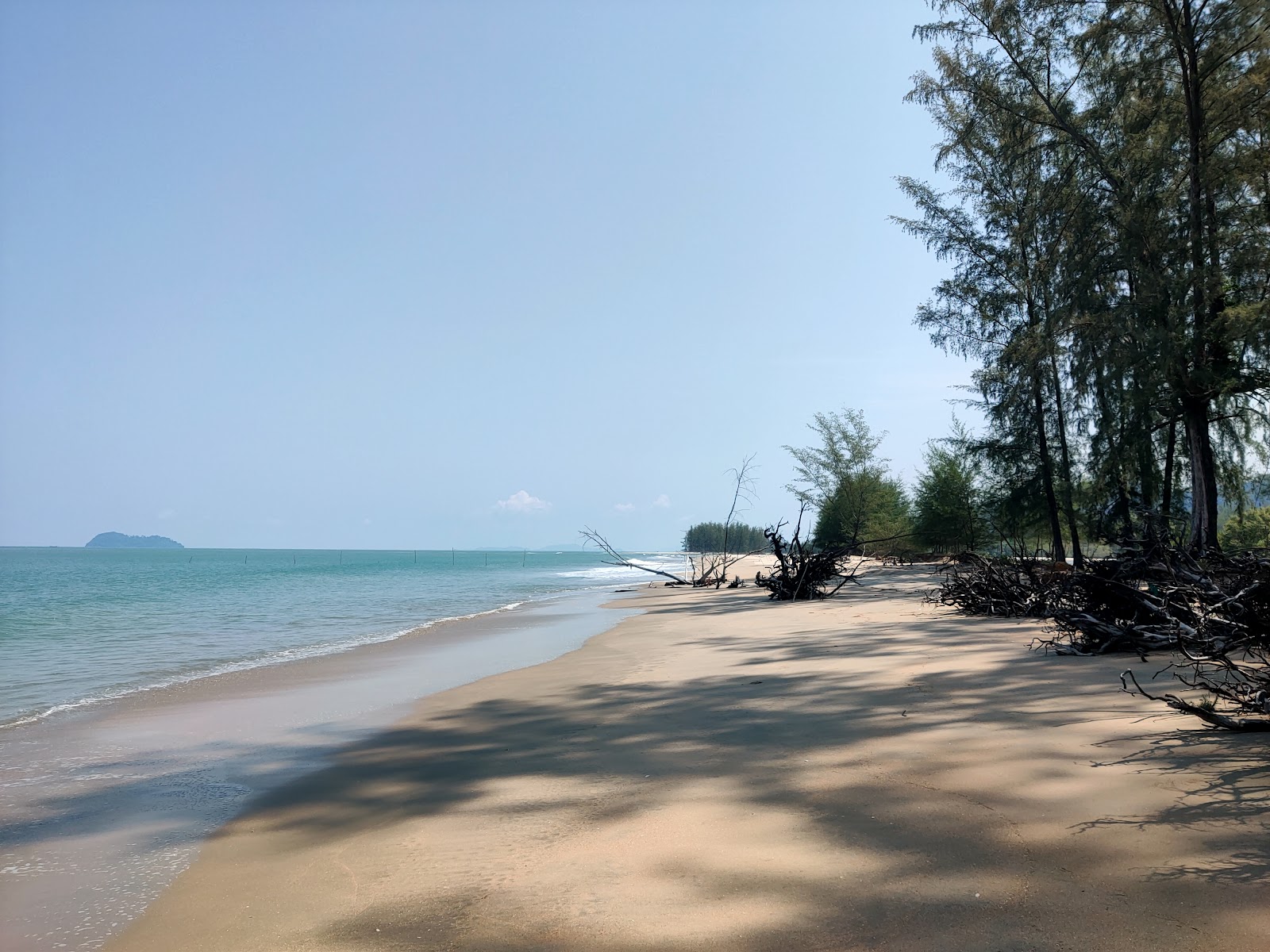 Fotografie cu Talae Nok Beach - locul popular printre cunoscătorii de relaxare