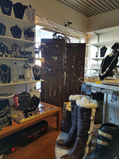 Consignment Shop «Brand Used Thrift And Consignment Shop», reviews and photos, 157 Dolson Ave, Middletown, NY 10940, USA