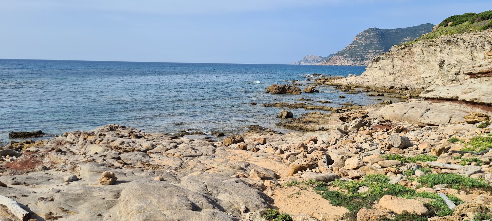 Foto de Small Beach north of Cala del Turco con algo limpia nivel de limpieza