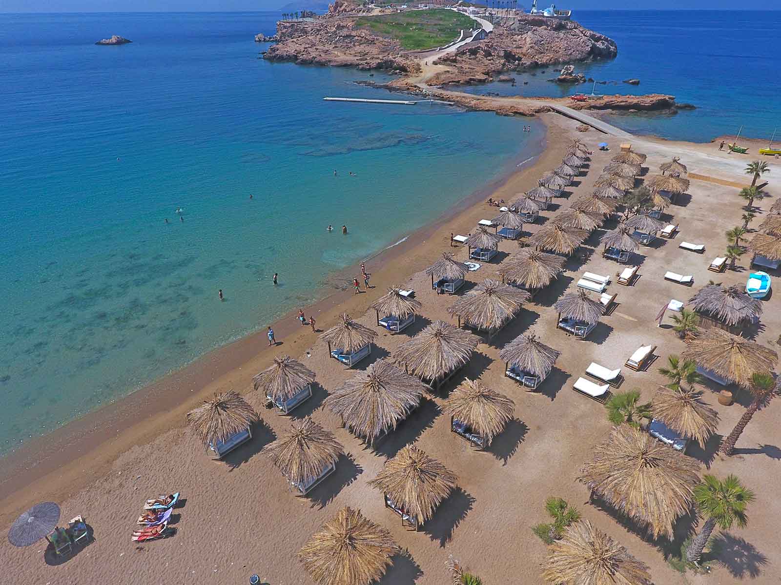 Zdjęcie Paralia Koumpara z powierzchnią brązowy piasek