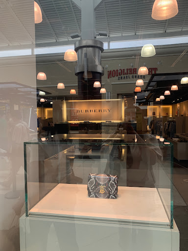 Clothing Store «Burberry Outlet», reviews and photos, 8200 Vineyard Dr, Orlando, FL 32821, USA
