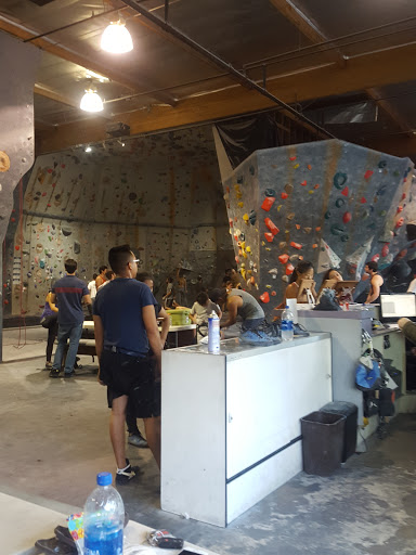 Rock Climbing Gym «Hangar 18 Indoor Climbing Gym - Long Beach», reviews and photos, 2599 E Willow St, Signal Hill, CA 90755, USA