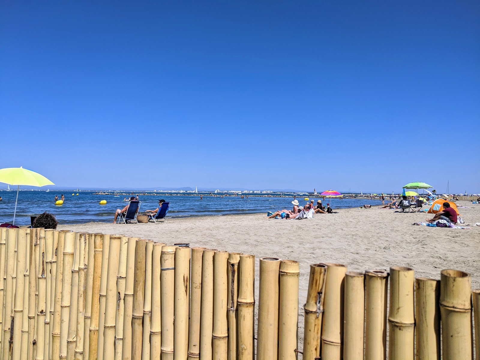 Foto von Port Camargue beach mit feiner beiger sand Oberfläche