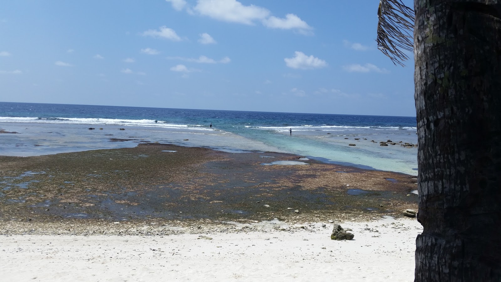 Foto van Maaneyre Athiri Beach met zand met kiezelstenen oppervlakte