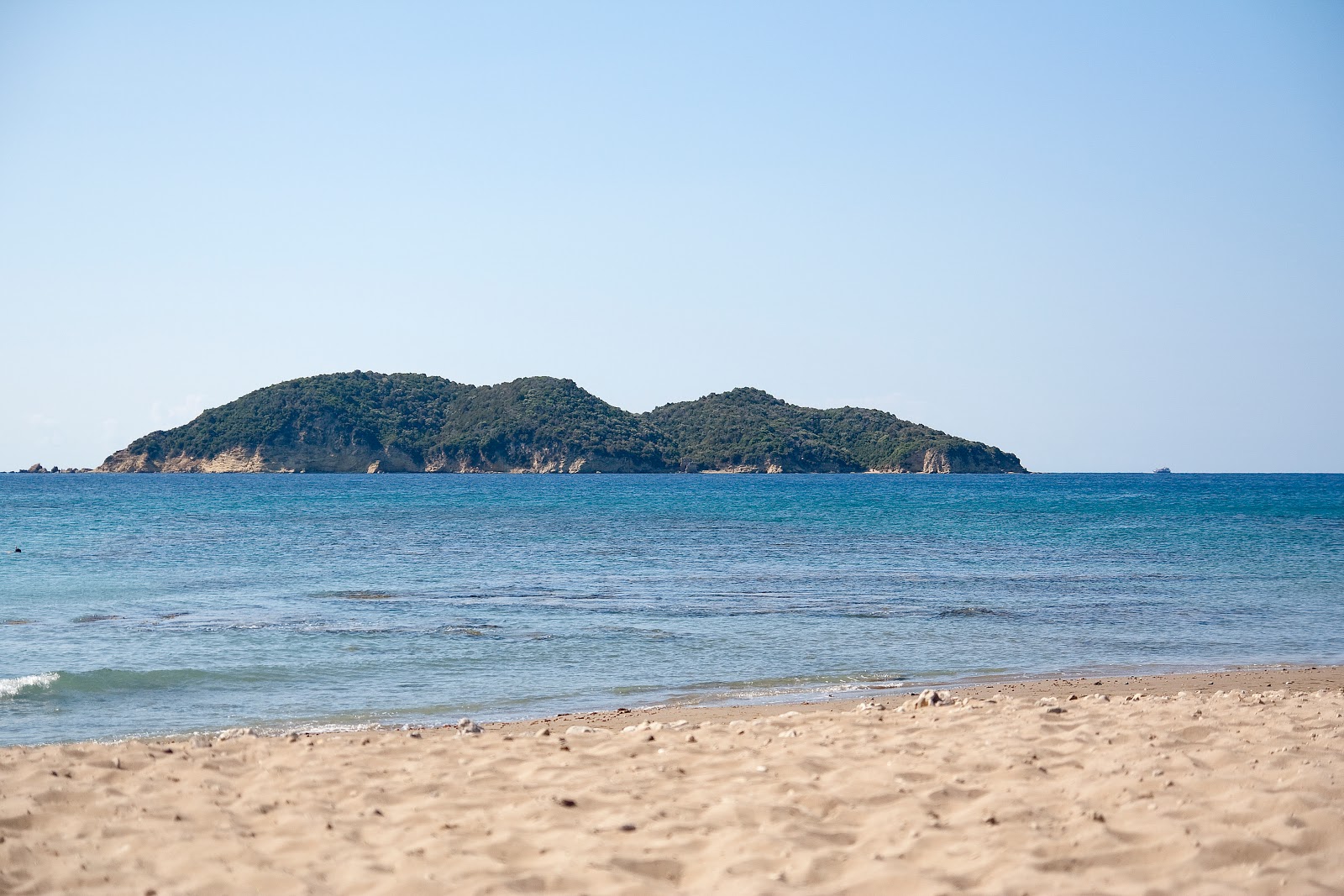 Foto de Praia Dafni localizado em área natural