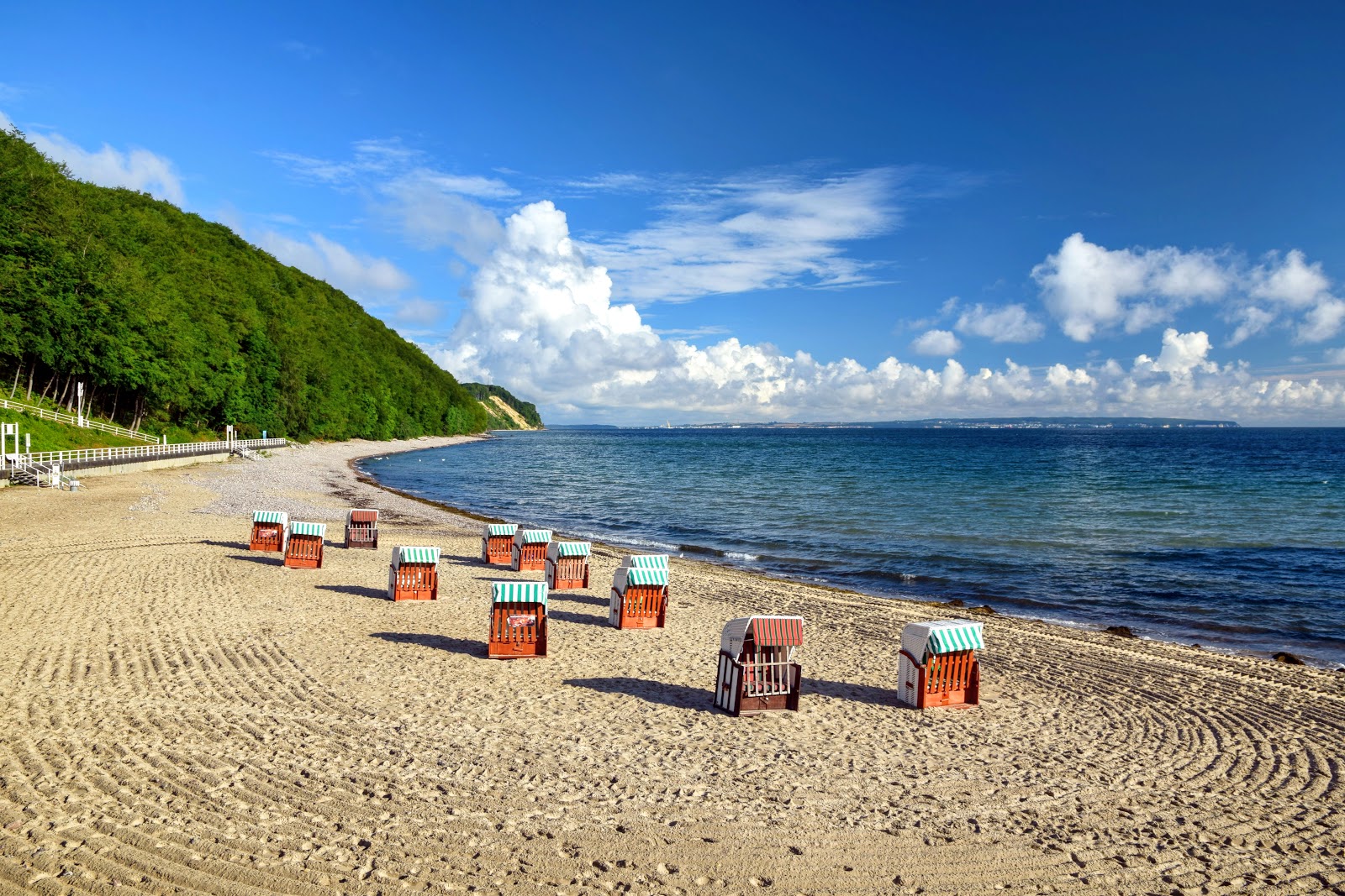 Foto de Hundestrand Sellin com areia brilhante superfície