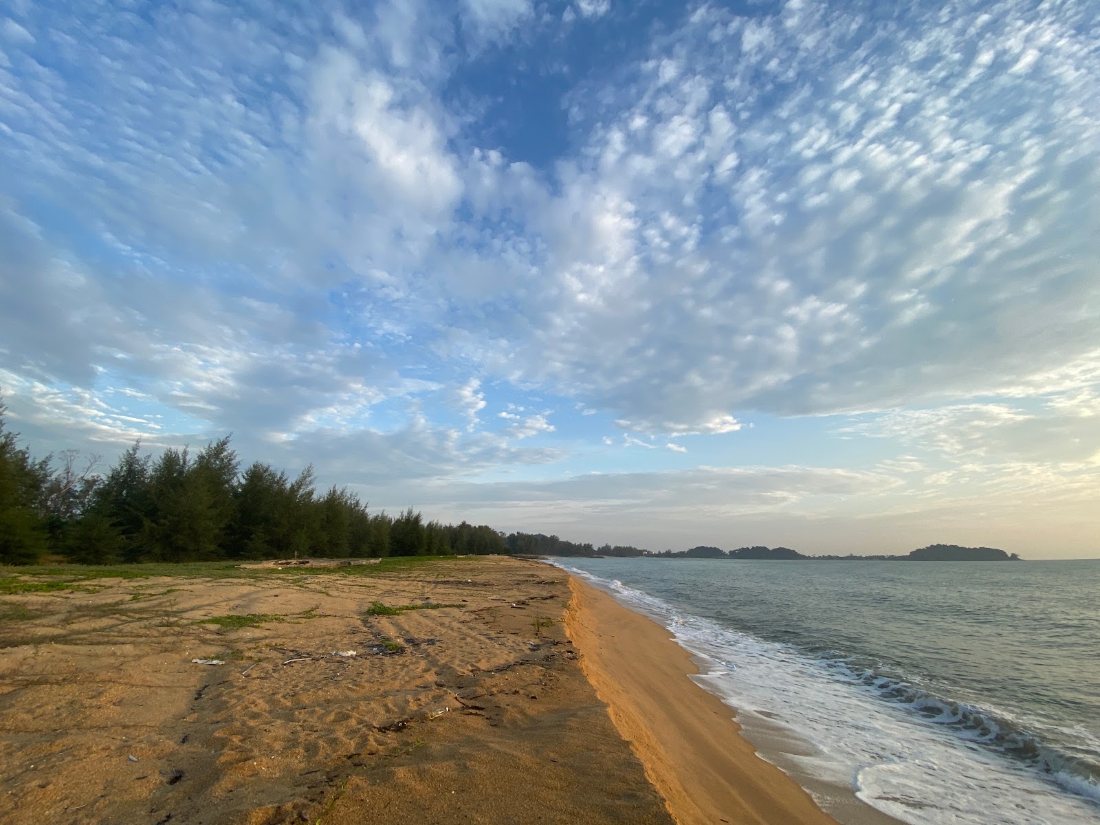 Photo de Teluk Lipat Beach avec un niveau de propreté de partiellement propre
