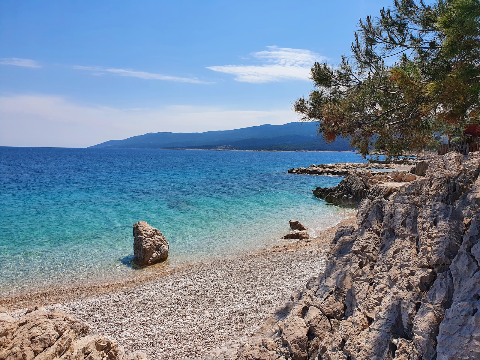 Fotografija Girandella beach z beli kamenček površino