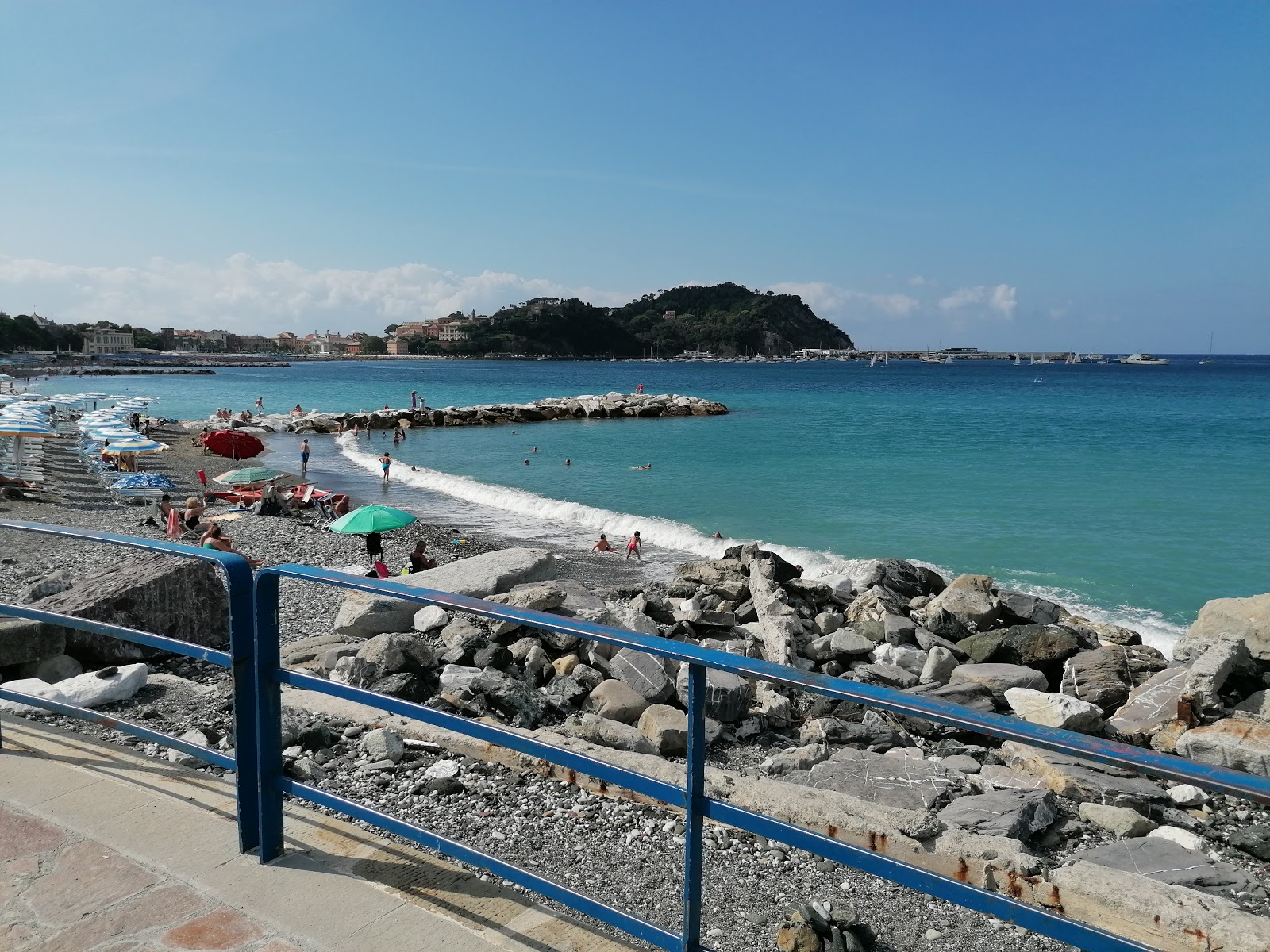Spiaggia per cani'in fotoğrafı büyük koylar ile birlikte
